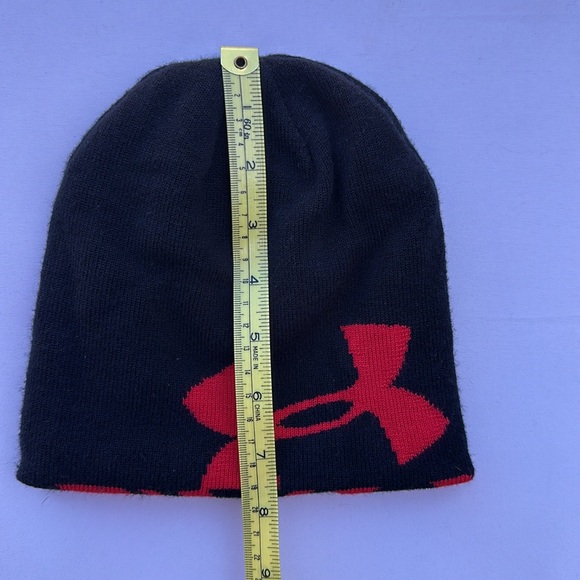 Under Armour Youth Knit Beanie UA LOGO ONE SIDE, BLACK & RED ABSTRACT OPPOSITE - Picture 9 of 10